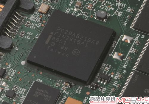 Intel PC29AS21BA0主控：外号Gen2，拥有10条8位闪存通道，外部32MB 133MHz缓存（因为无电池，会有丢失数据的风险，所以并非作为数据缓存，而是为了存放映射表，主控磨损算法优化。实际数据缓存还是主控内的256KBSRAM。几颗很小的电容在PCB底部，掉电时能为SRAM供电。）支持34nm工艺闪存颗粒，支持Trim。