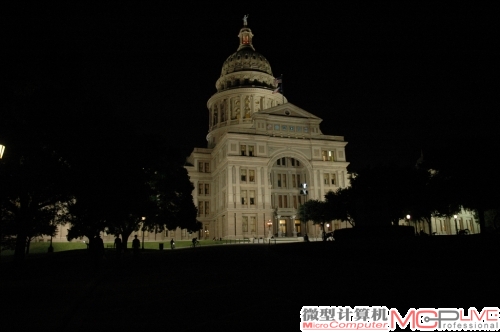 晚餐完毕之后已经接近9点，趁着夜色来到了著名的德州国会大厦，也就是州政府啦！夜色中的它，是不是另一个白宫？