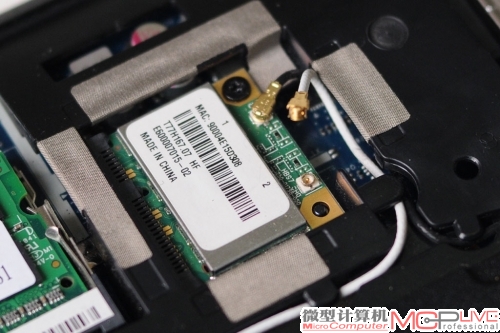 向上轻轻一提，就拔掉了两根天线的接头，再把原有的300Mb/s Mini PCI-E无线网卡拆卸下来。