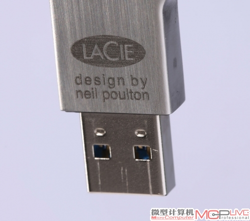 Neil Poulton，生于苏格兰。擅长简单而精致的产品设计。他与LaCie、Artemide、Megalit等公司都有合作，在国际上赢得过许多设计奖项。