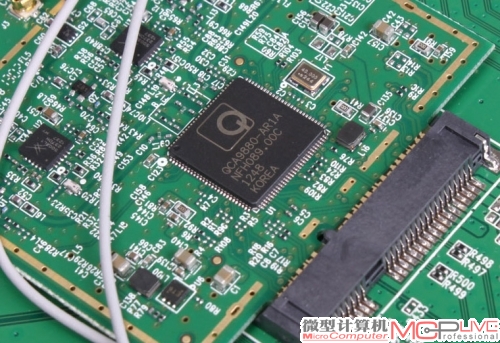 负责802.11ac 5GHz无线的高通QCA9880-AR1A芯片