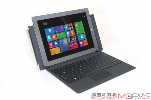 使用时先将扩展坞两侧的“支柱”横向拉开，再放入Surface 3，合上时注意右边接口的插入，避免没对准而剐蹭。同时左边“支柱”还使用了磁力设计，可以放置Suface Pen。